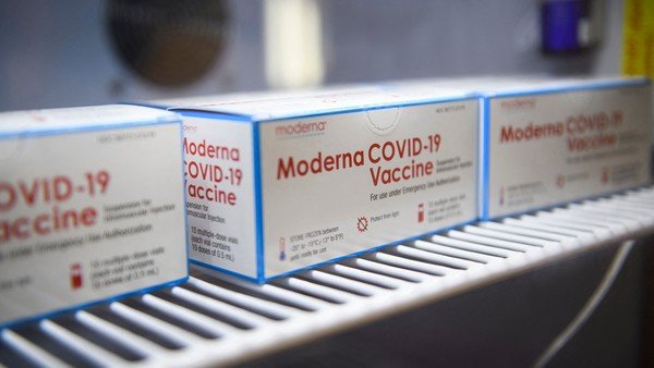expertos-de-estados-unidos-recomiendan-una-tercera-dosis-de-la-vacuna-de-moderna-para-los-grupos-de-mayor-riesgo