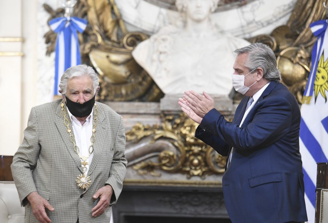 el-presidente-otorgo-la-condecoracion-del-collar-de-la-orden-del-libertador-san-martin-al-expresidente-de-uruguay,-jose-«pepe»-mujica