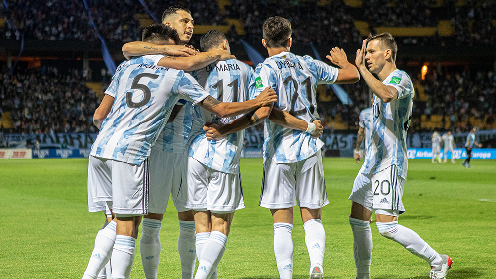 argentina,-sin-que-le-sobre-nada,-derroto-a-uruguay-en-montevideo-y-espera-por-brasil