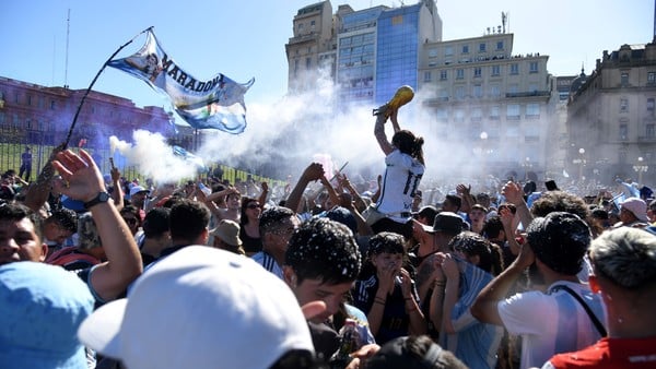 seleccion-argentina,-en-vivo:-siguen-los-festejos-el-dia-despues-de-la-mayor-movilizacion-de-la-historia