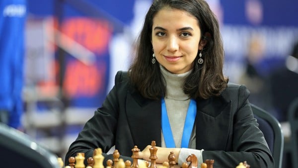 la-fuerte-decision-que-la-federacion-de-iran-tomo-con-una-ajedrecista-que-compitio-sin-velo-en-el-mundial