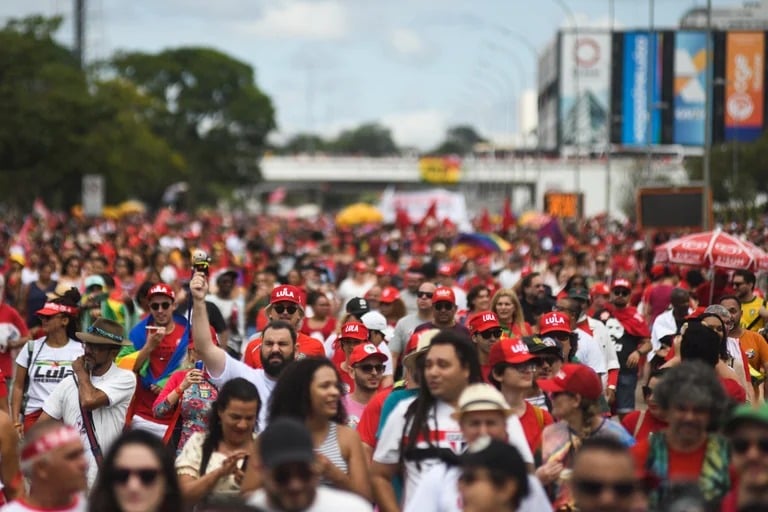 miles-de-personas-se-congregan-en-brasilia-para-acompanar-a-lula-da-silva-en-su-asuncion